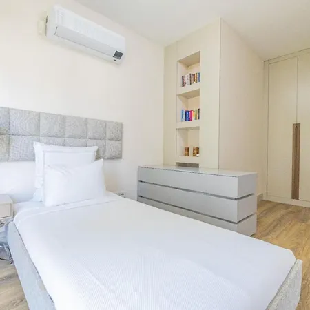 4+1 Villa Within Walking Distance To The Sea *